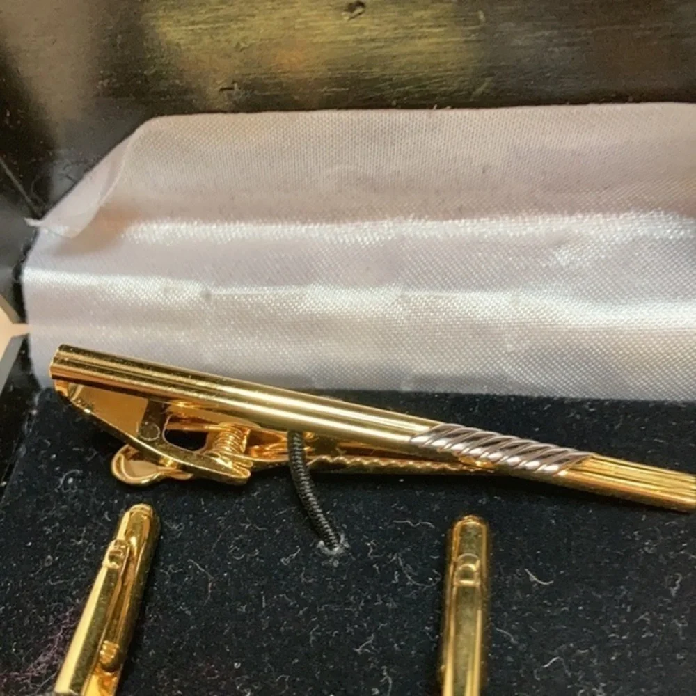 Men’s two tone tie bar and cuff link set